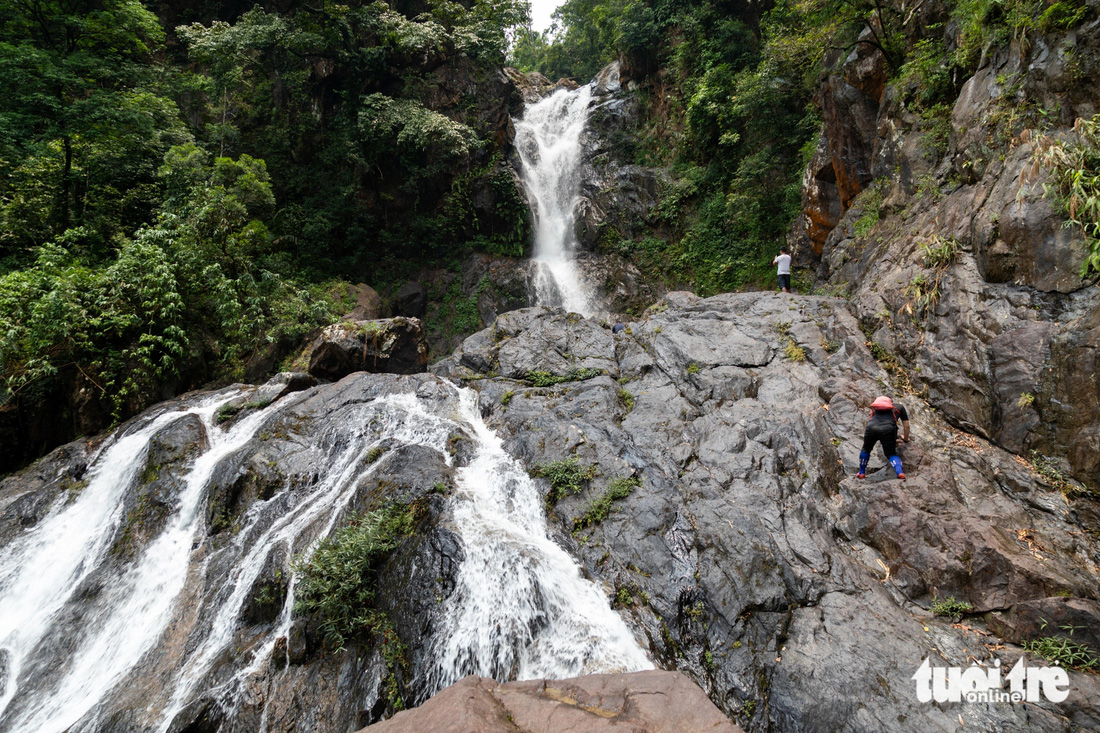 Cả 2 thác Hồng Thạch và Apacha chưa khai thác du lịch, hoang sơ giữa núi rừng Trường Sơn
