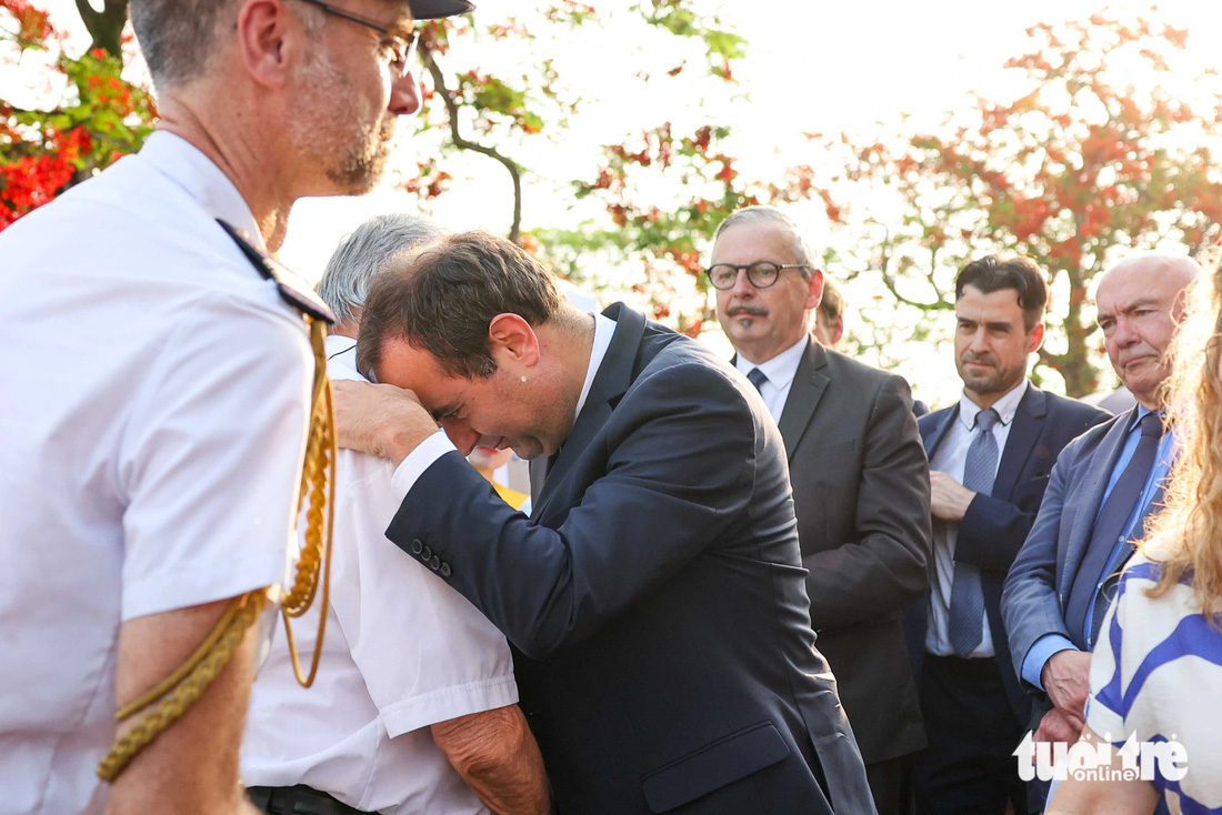 Bộ trưởng Sébastien Lecornu xúc động gục đầu lên vai một cựu chiến binh Pháp sau khi ông được nghe kể về những ký ức cách đây hơn nửa thế kỷ - Ảnh: NGUYỄN KHÁNH