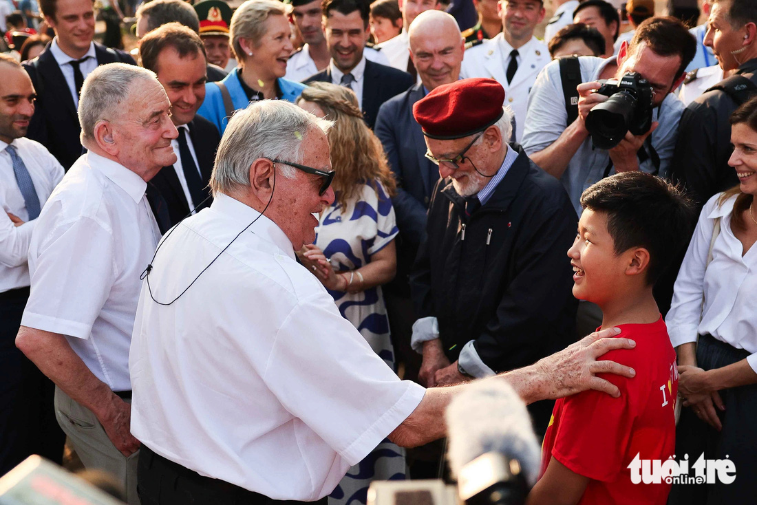 Bé Ngô Tường Minh 12 tuổi, trường tiểu học Mường Thanh hát tặng Bộ trưởng Sébastien Lecornu và các cựu chiến binh bài hát 