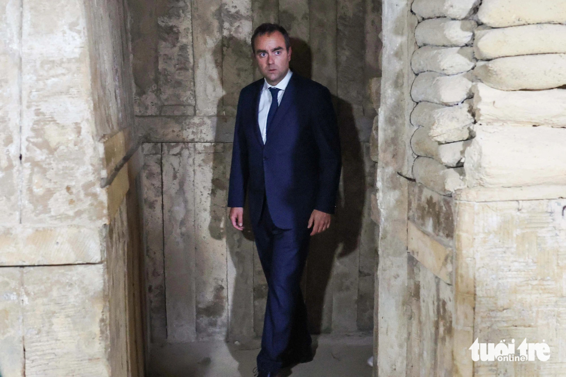 Bộ trưởng Sébastien Lecornu di chuyển phía trong hầm De Castries - Ảnh: NGUYỄN KHÁNH