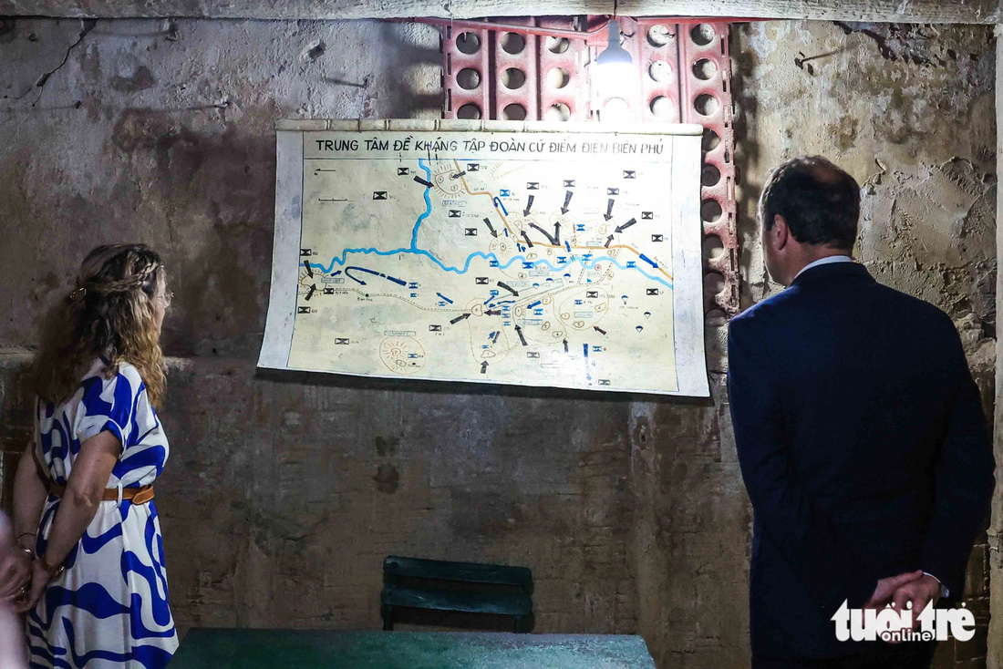 Bộ trưởng Sébastien Lecornu và Quốc vụ khanh Patricia Miralles ngắm nhìn tấm bản đồ 