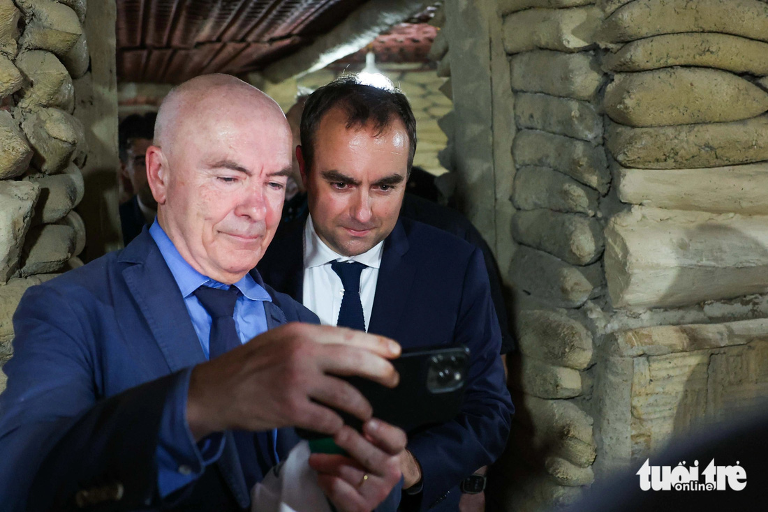 Bộ trưởng Sébastien Lecornu chụp ảnh kỷ niệm phía trong hầm De Castries - Ảnh: NGUYỄN KHÁNH