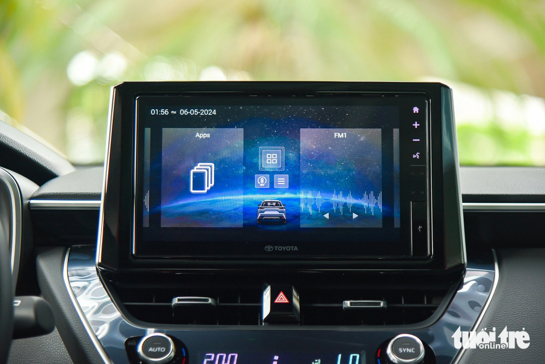 Trên Toyota Corolla Cross bản xăng, màn hình trung tâm vẫn là loại 9 inch giống với lô xe được nâng cấp từ tháng 1-2023, có kết nối Apple CarPlay/Android Auto không dây. Màn hình 10 inch mới mẻ hơn chỉ có trên bản hybrid.