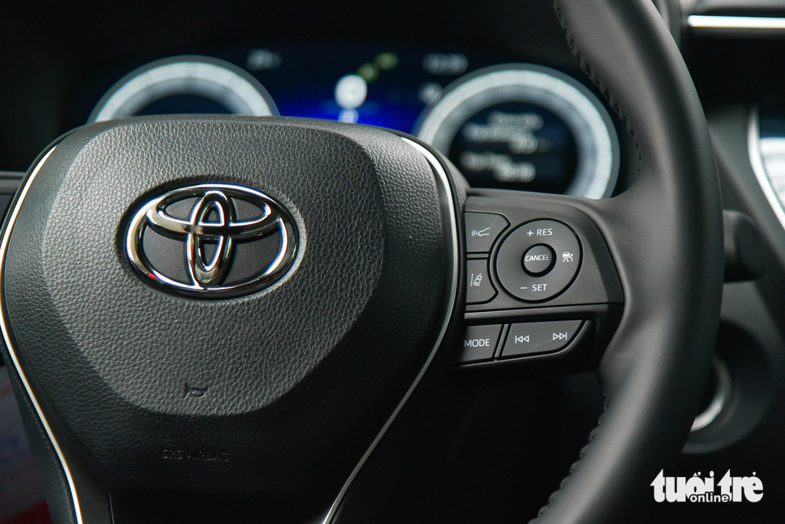 Về trang bị an toàn, Toyota Corolla Cross 2024 vẫn có gói Safety Sense với nhiều tính năng hỗ trợ lái thông minh. Riêng bản HEV có thêm tự động phanh khi lùi và có 4 cảm biến trước (bản xăng chỉ có 2 cảm biến trước). Toyota cho biết thêm, camera 360 độ nay được nâng cấp để tăng độ nét.