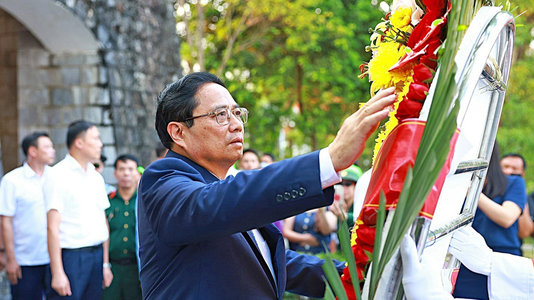 Thủ tướng Phạm Minh Chính dâng hương, dâng hoa tại nghĩa trang liệt sĩ quốc gia A1 - Ảnh: TTXVN