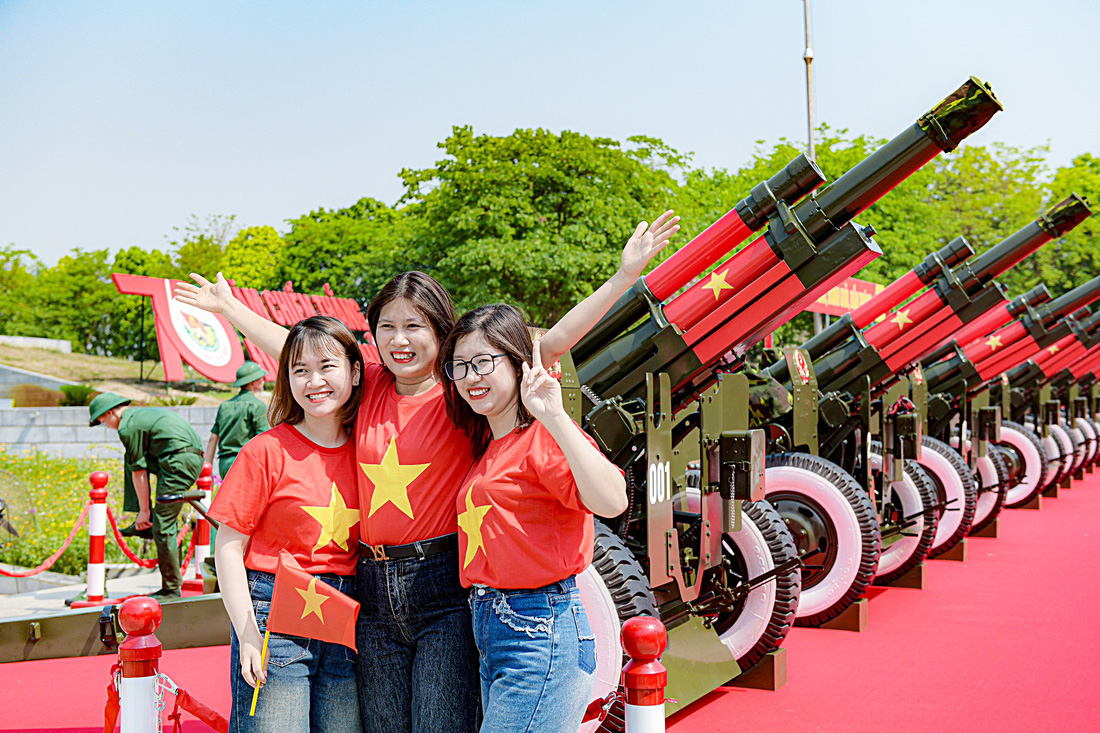 Ở khắp các ngả đường dễ dàng bắt gặp hình ảnh du khách mặc áo cờ đỏ sao vàng đến các địa chỉ đỏ tại Điện Biên - Ảnh: NAM TRẦN