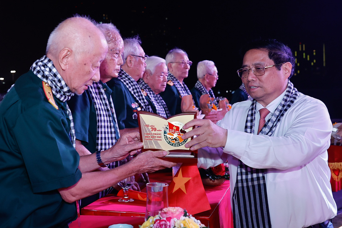 Thủ tướng Phạm Minh Chính tặng kỷ niệm chương cho các cựu chiến sĩ Điện Biên - Ảnh: VGP