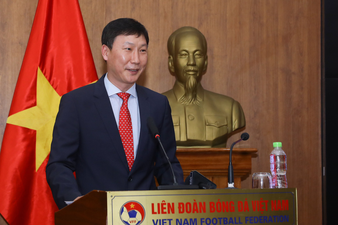 HLV Kim Sang Sik phát biểu trong lễ nhậm chức - Ảnh: MINH ĐỨC