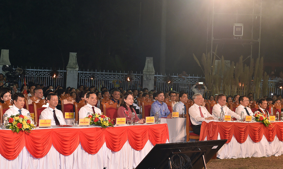 Tham dự tại điểm cầu Kon Tum có Ủy viên Trung ương Đảng, Quyền Chủ tịch nước Võ Thị Ánh Xuân; Ủy viên Bộ Chính trị, Bí thư Trung ương Đảng, Chánh án Tòa án nhân dân tối cao Nguyễn Hòa Bình; Bí thư Trung ương Đảng, Trưởng Ban Đối ngoại Trung ương Lê Hoài Trung; Ủy viên Trung ương Đảng, Phó thủ tướng Chính phủ Trần Lưu Quang, Ủy viên Trung ương Đảng, Bí thư Tỉnh ủy Kon Tum Dương Văn Trang.