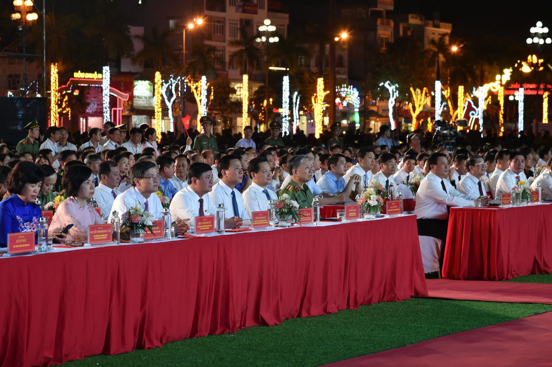 Tham dự tại đầu cầu Thanh Hóa có Ủy viên Bộ Chính trị, Bộ trưởng Bộ Công an, Đại tướng Tô Lâm; Ủy viên Bộ Chính trị, Giám đốc Học viện Chính trị quốc gia Hồ Chí Minh, Chủ tịch Hội đồng Lý luận Trung ương Nguyễn Xuân Thắng; Bí thư Trung ương Đảng, Phó thủ tướng Chính phủ Lê Minh Khái; Ủy viên Trung ương Đảng, Phó chủ tịch Quốc hội Nguyễn Đức Hải; Ủy viên Trung ương Đảng, Bí thư Tỉnh ủy Thanh Hóa Đỗ Trọng Hưng.