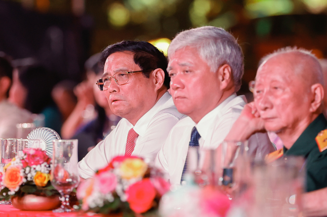 Thủ tướng Phạm Minh Chính và các đại biểu xúc động khi nghe các câu chuyện về Chiến dịch Điện Biên Phủ được chia sẻ trong chương trình cầu truyền hình - Ảnh: VGP