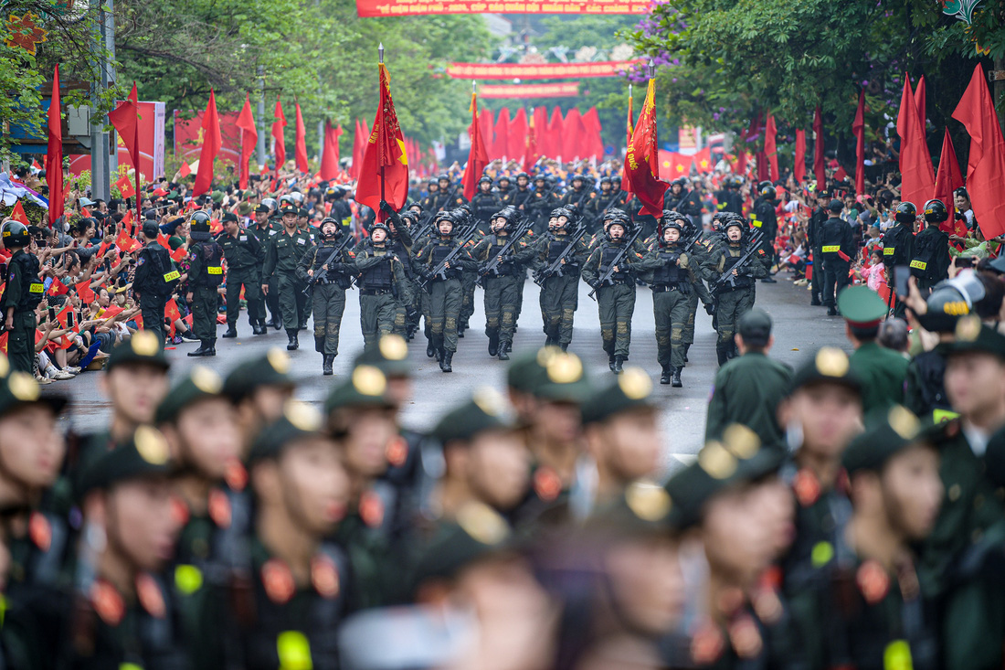 Đoàn diễu binh đang đi trên những con đường của thành phố Điện Biên Phủ yên bình và phát triển hôm nay - Ảnh: NAM TRẦN