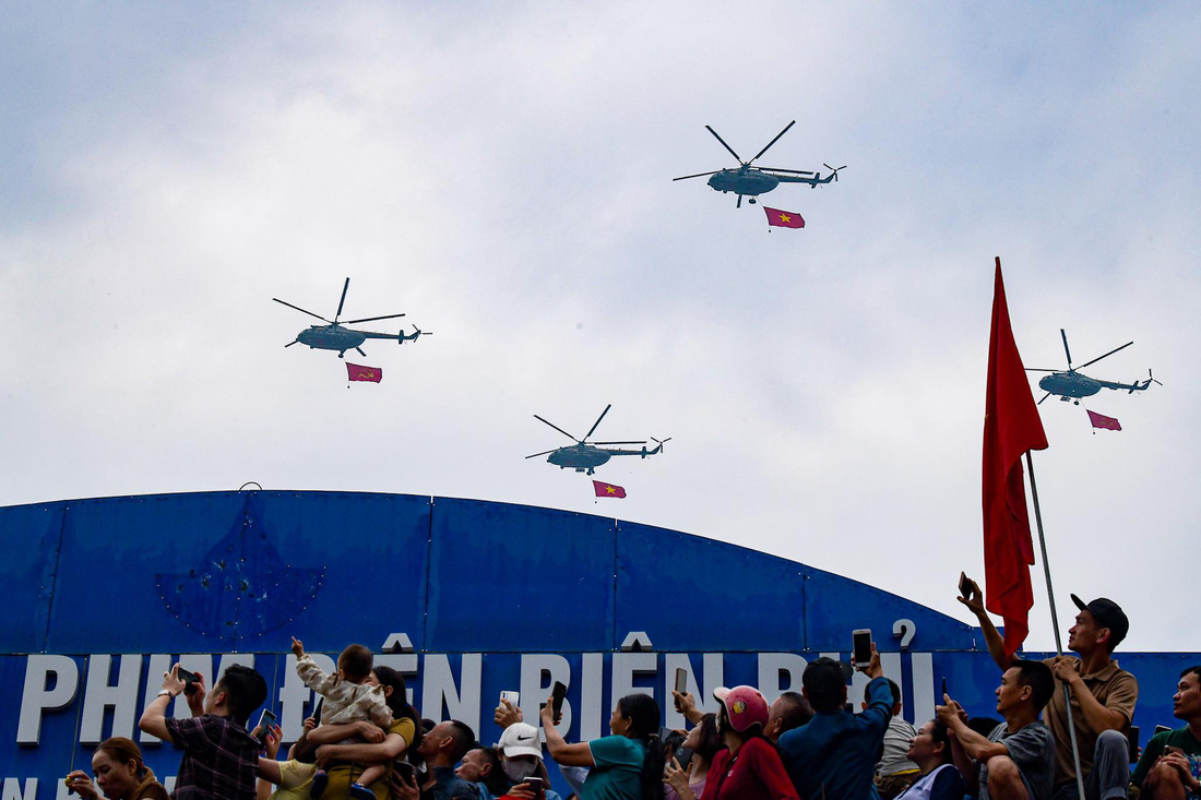 Biên đội trực thăng của Phòng không - Không quân bay trên bầu trời Điện Biên - Ảnh: NAM TRẦN