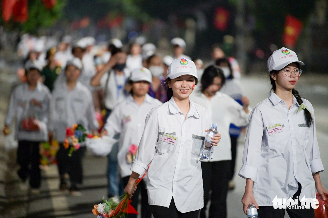 Niềm vui của các em học sinh tỉnh Điện Biên được hòa chung không khí trọng đại của đất nước - Ảnh: NAM TRẦN