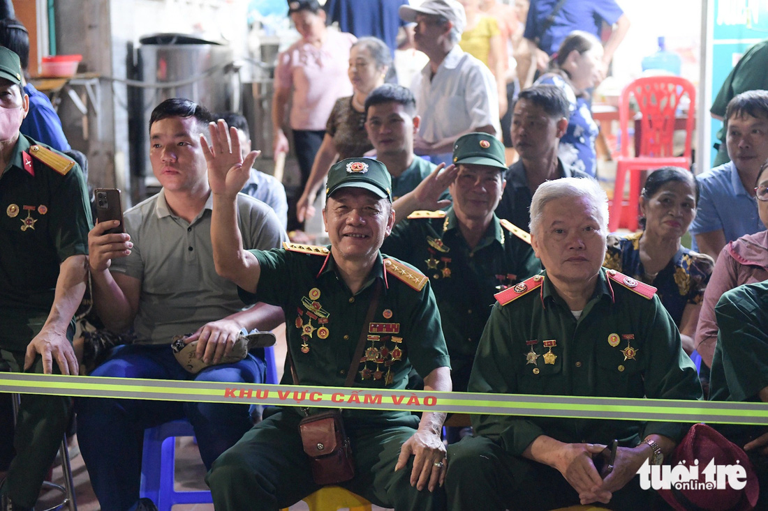 Ông Trần Đăng Dy (vẫy tay) và đoàn cựu chiến binh từ Hưng Yên có mặt ở Điện Biên - Ảnh: NAM TRẦN