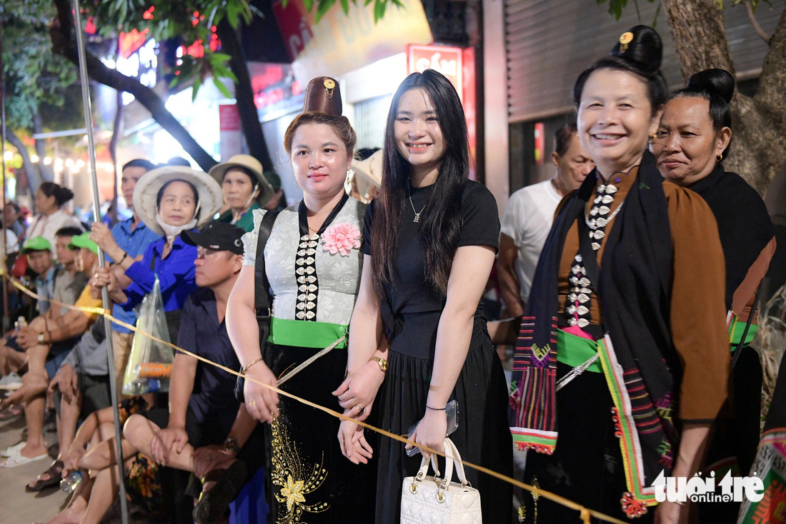 Niềm vui của bà con dân tộc Thái ở Điện Biên khi tỉnh nhà là địa điểm tổ chức sự kiện đặc biệt 70 năm Chiến thắng Điện Biên Phủ - Ảnh: NAM TRẦN