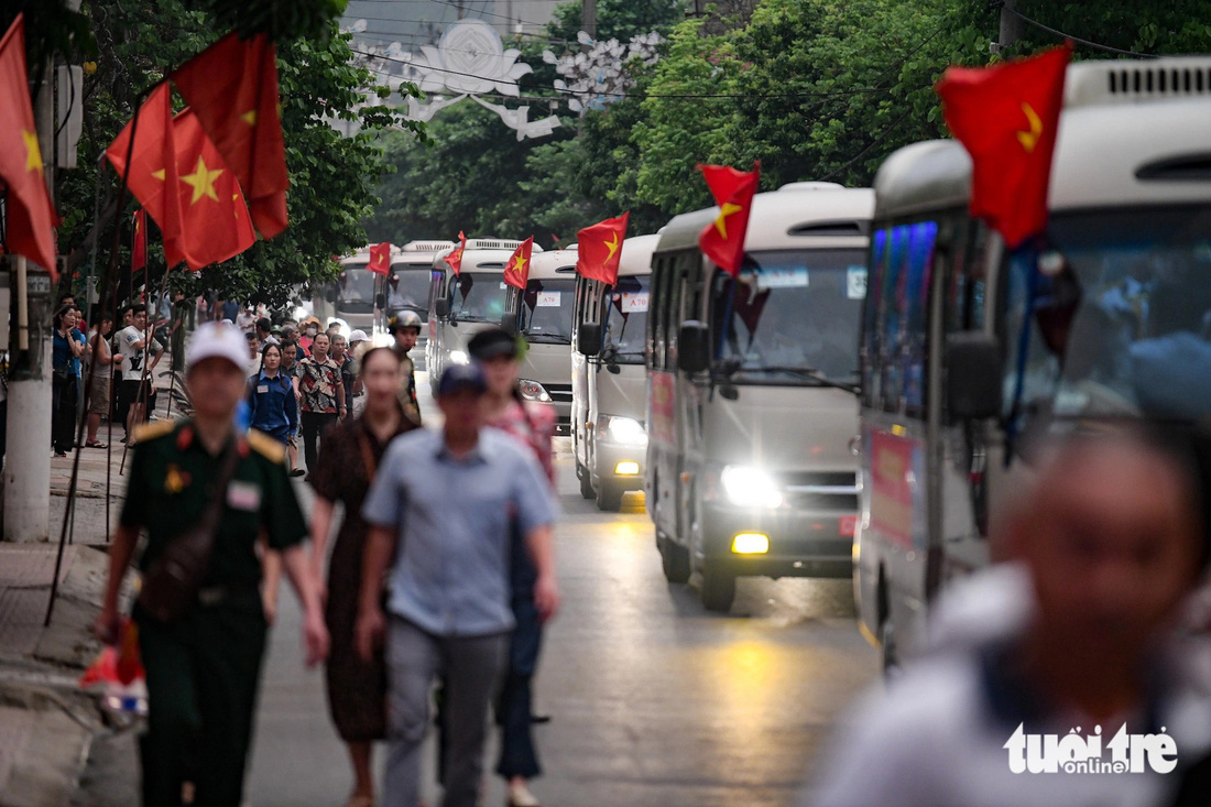 Các đoàn xe của khối diễu binh quân đội bắt đầu có mặt để tập kết trước giờ diễu binh diễu hành tại đường Trường Chinh