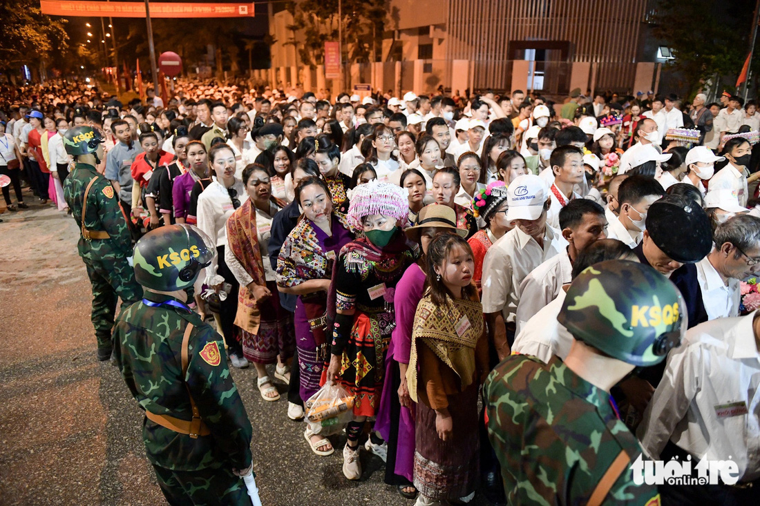 Người dân tham gia các khối diễu binh diễu hành xếp hàng vào sân vận động