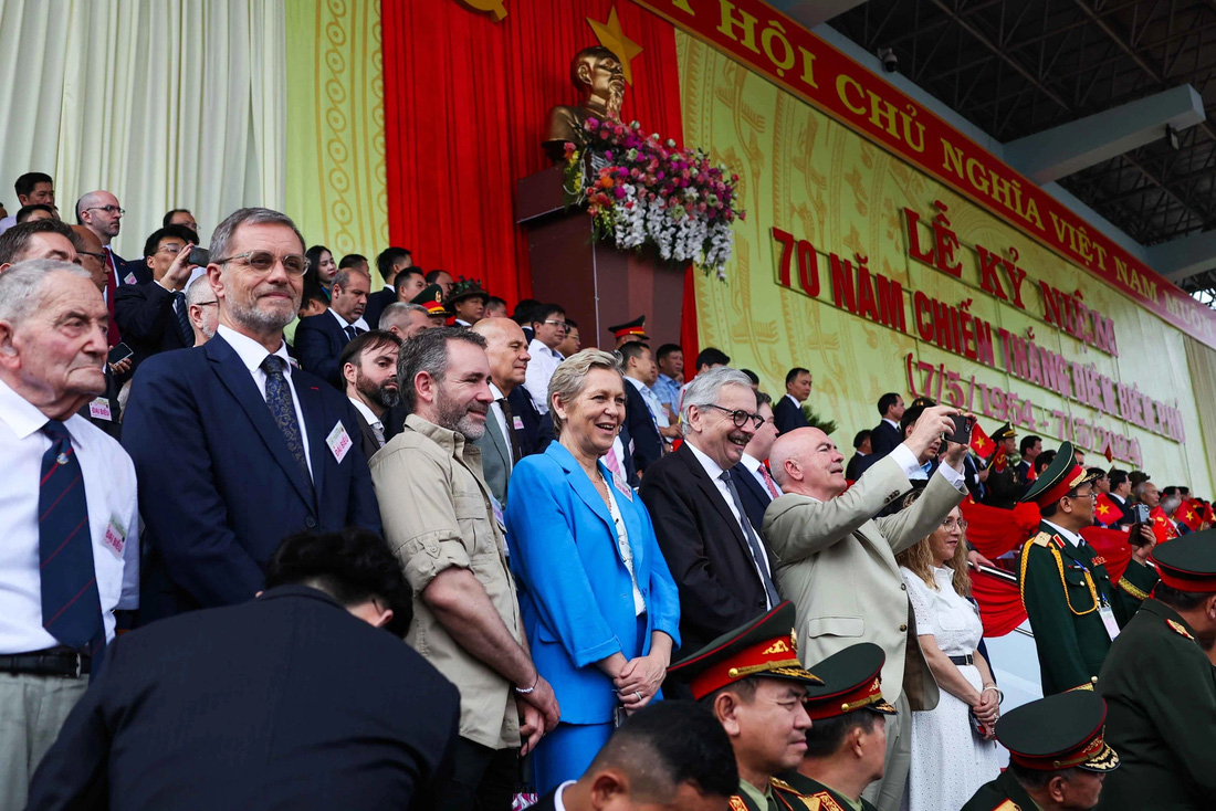 Các vị khách quốc tế chăm chú theo dõi lễ diễu binh, diễu hành kỷ niệm trọng thể 70 năm Chiến thắng lịch sử Điện Biên Phủ - Ảnh: NGUYỄN KHÁNH