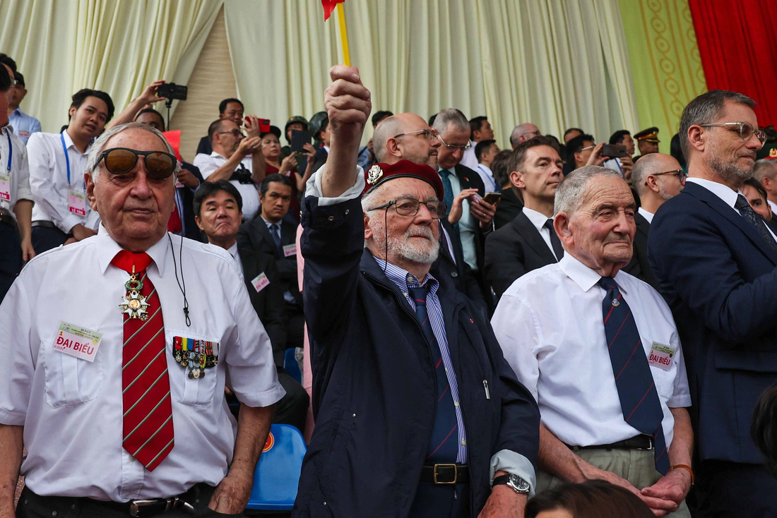 Ba cựu chiến binh Pháp từng tham chiến tại Điện Biên Phủ theo dõi lễ diễu binh, diễu hành - Ảnh: NGUYỄN KHÁNH