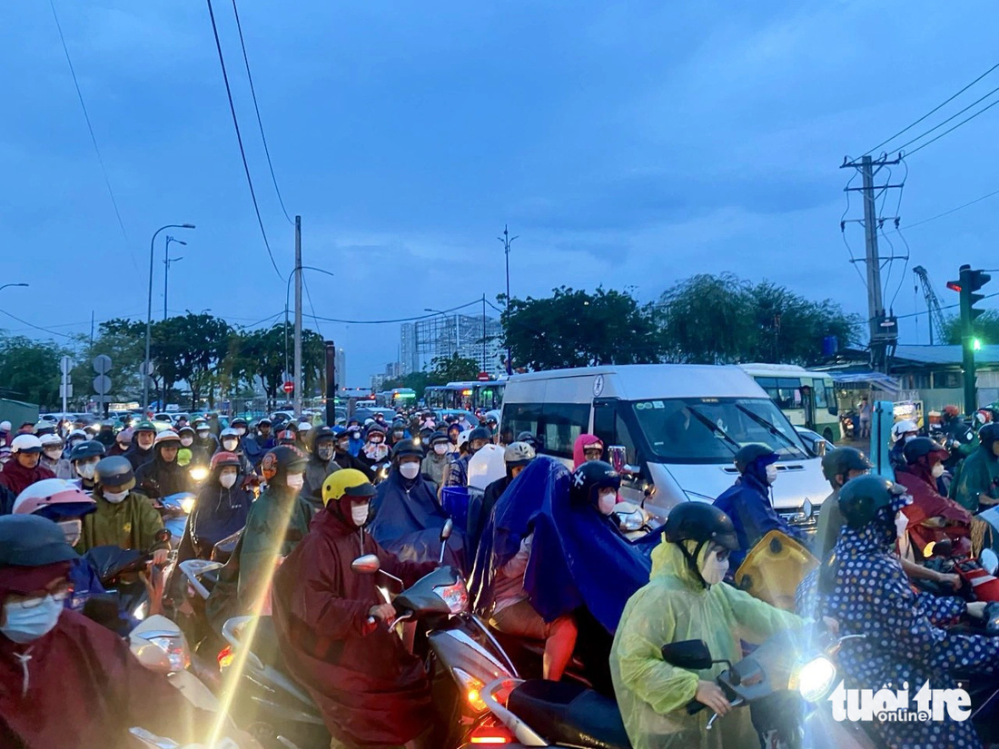Cơn mưa ngang qua khiến nút giao thông An Phú và đoạn song hành - Nguyễn Thị Định kẹt cứng - Ảnh: THU DUNG
