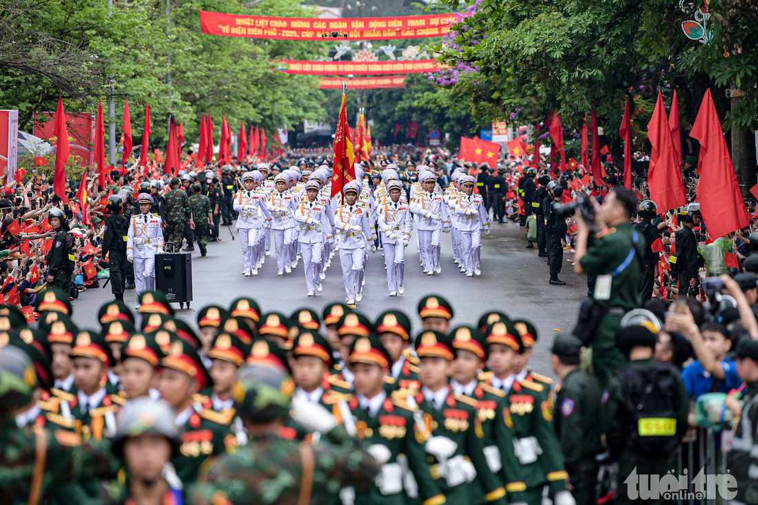 Các khối diễu binh, diễu hành qua phố Hoàng Văn Thái, TP Điên Biên Phủ, giữa biển người vây quanh reo hò