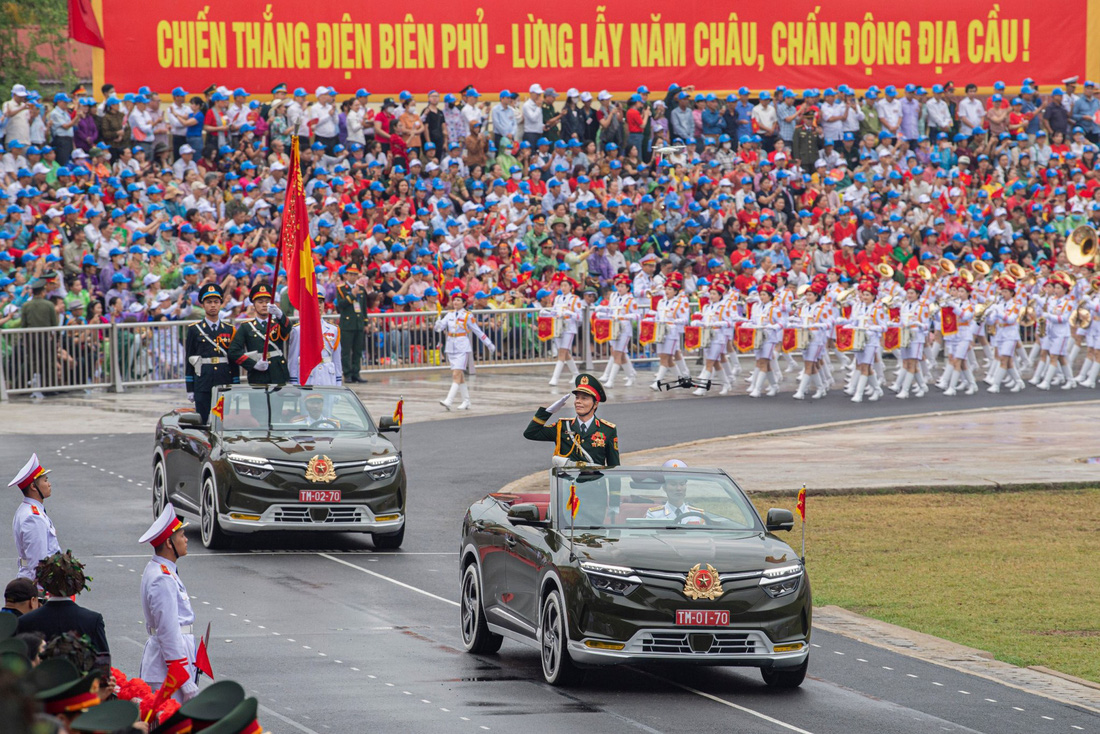 Ấn tượng ô tô điện mui trần tại lễ diễu binh, diễu hành 70 năm Chiến thắng Điện Biên Phủ- Ảnh 8.