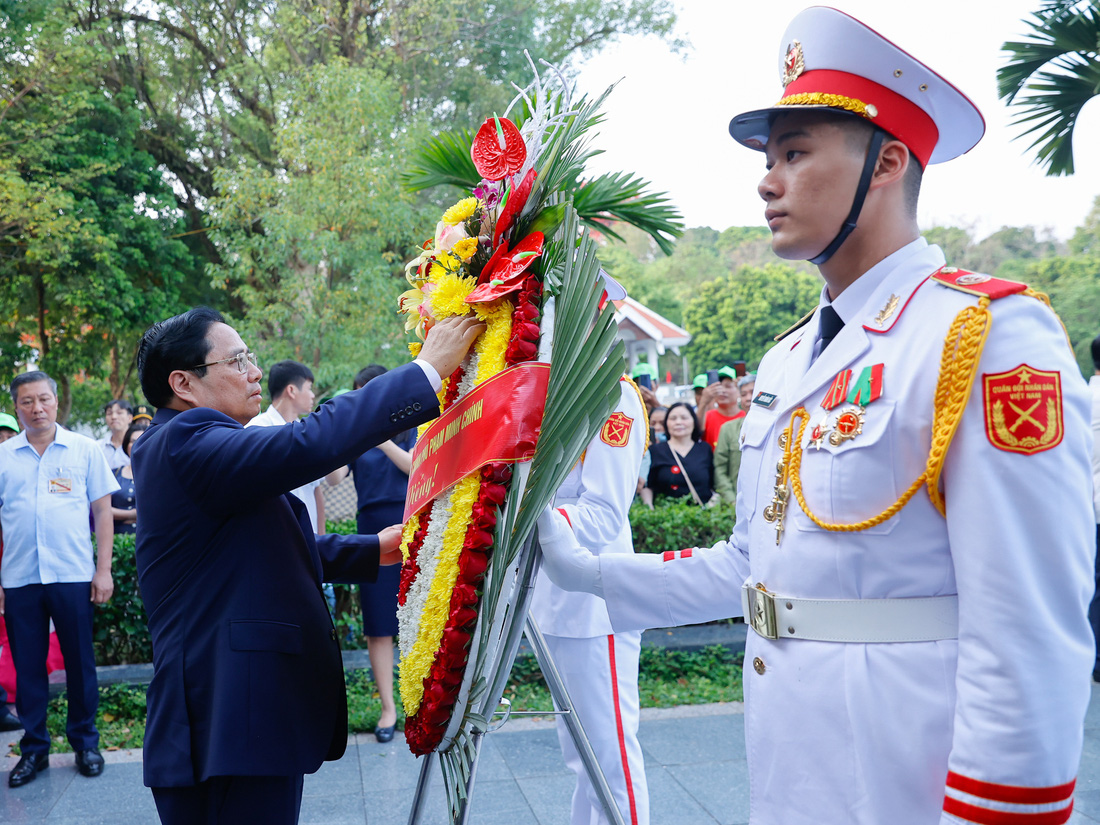 Thủ tướng Phạm Minh Chính dâng hương, dâng hoa tưởng niệm, tri ân các Anh hùng, liệt sĩ tại Điện Biên Phủ - Ảnh: VGP