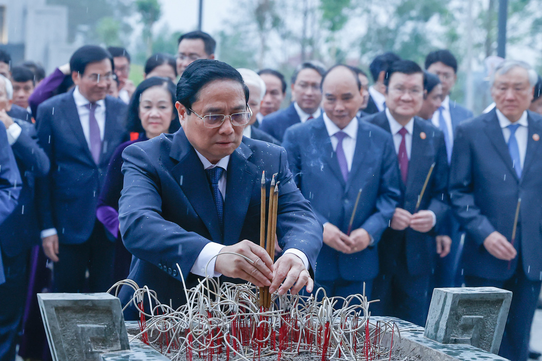 Thủ tướng Phạm Minh Chính cùng các lãnh đạo, nguyên lãnh đạo Đảng, Nhà nước dâng hương Đền thờ liệt sĩ tại chiến trường Điện Biên Phủ - Ảnh: VGP