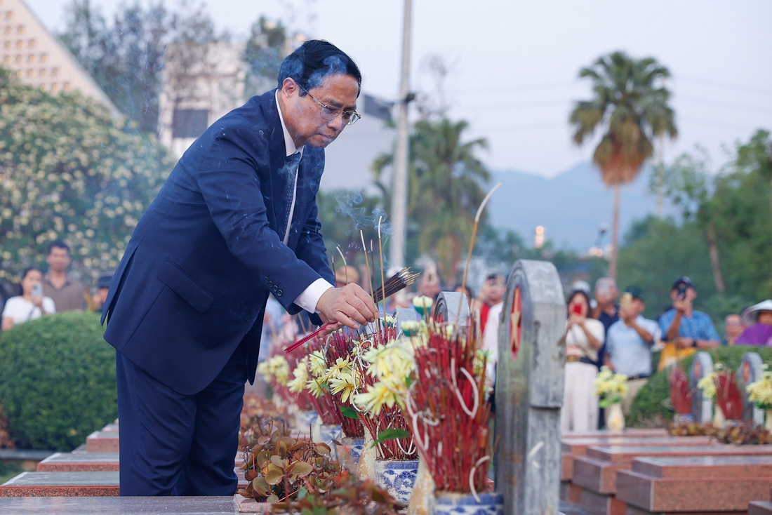 Thủ tướng Phạm Minh Chính thắp hương tưởng niệm các Anh hùng liệt sĩ đã hy sinh trong Chiến dịch Điện Biên Phủ - Ảnh VGP