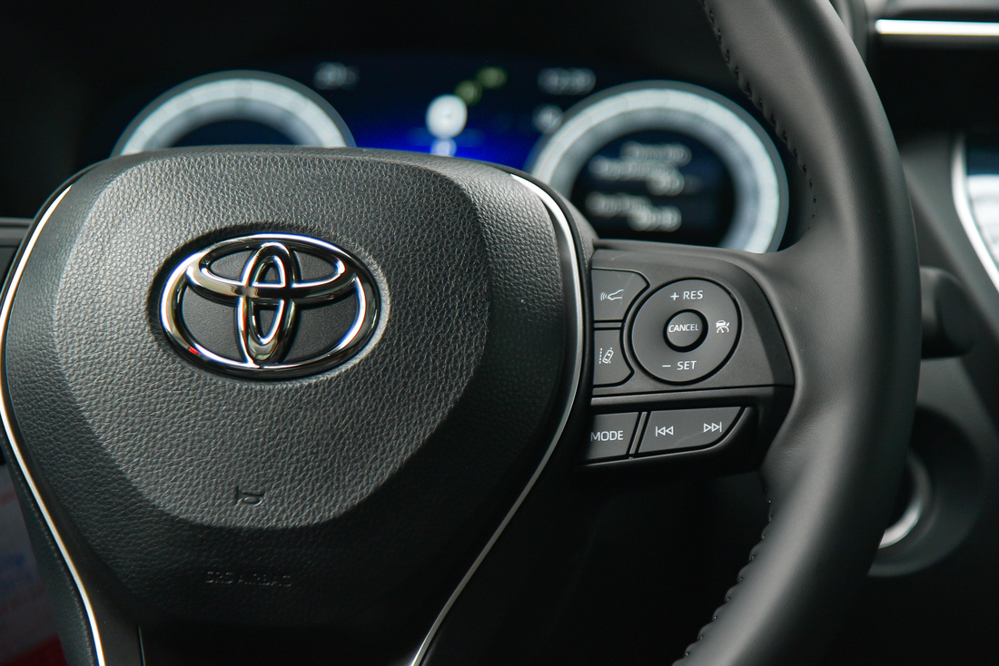 Về công nghệ an toàn, Corolla Cross 2024 vẫn có gói Safety Sense với nhiều tính năng hỗ trợ lái thông minh. Riêng bản HEV có thêm tự động phanh khi lùi như đã đề cập và có 4 cảm biến trước (bản cũ chỉ 2 cảm biến trước). Toyota cho biết thêm, camera 360 độ nay được nâng cấp để tăng độ nét.