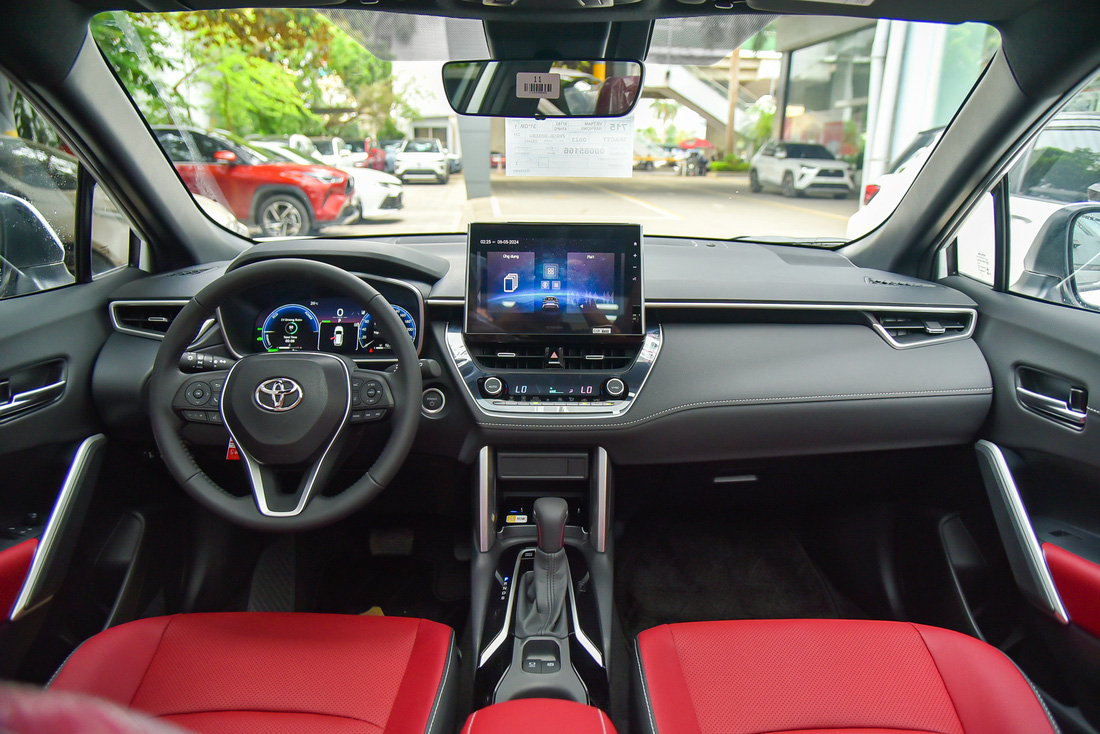 Bên trong nội thất, Toyota Corolla Cross 1.8HEV không có quá nhiều thay đổi về trang bị so với bản thuần xăng. Người tiêu dùng cần phải để ý kỹ mới thấy sự khác biệt.