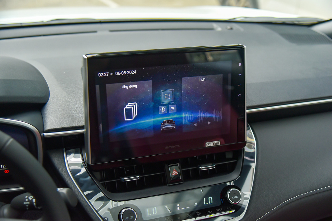 Điểm nâng cấp thứ hai của bản 1.8HEV so với bản cũ là màn hình cảm ứng 10 inch đặt nổi, có khả năng kết nối Apple CarPlay/Android Auto không dây. Tại Việt Nam, Corolla Cross 2024 thuần xăng cũng chỉ sử dụng màn hình 9 inch của bản 2023.