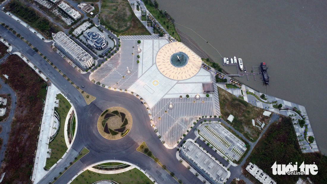 Khu vực quảng trường, bến du thuyền thơ mộng bên trong dự án Aqua City ngay cạnh sông Đồng Nai