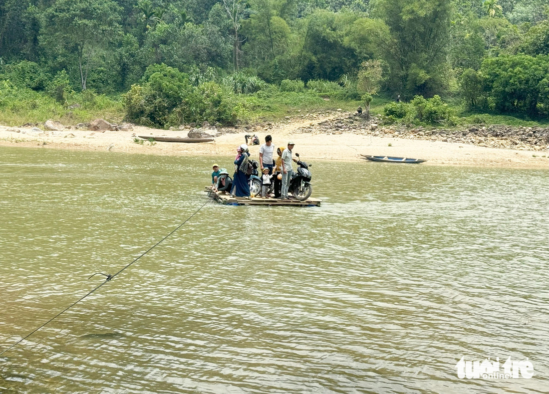 Hằng ngày dân làng Tắk Rối dùng bè tự chế qua lại sông Tranh - Ảnh: LÊ TRUNG