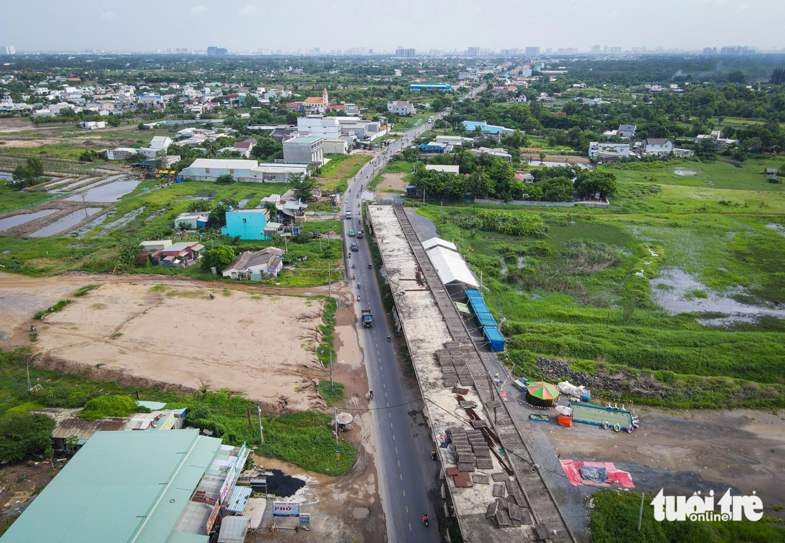 Nút giao giữa quốc lộ 50 và Bến Lức - Long Thành đang được Tổng công ty Đầu tư phát triển đường cao tốc Việt Nam (VEC) làm. Quy mô nút giao giai đoạn 1 gồm xây dựng cầu vượt trên quốc lộ 50 và vuốt nối đường đầu cầu với quốc lộ 50 hiện hữu - Ảnh: CHÂU TUẤN