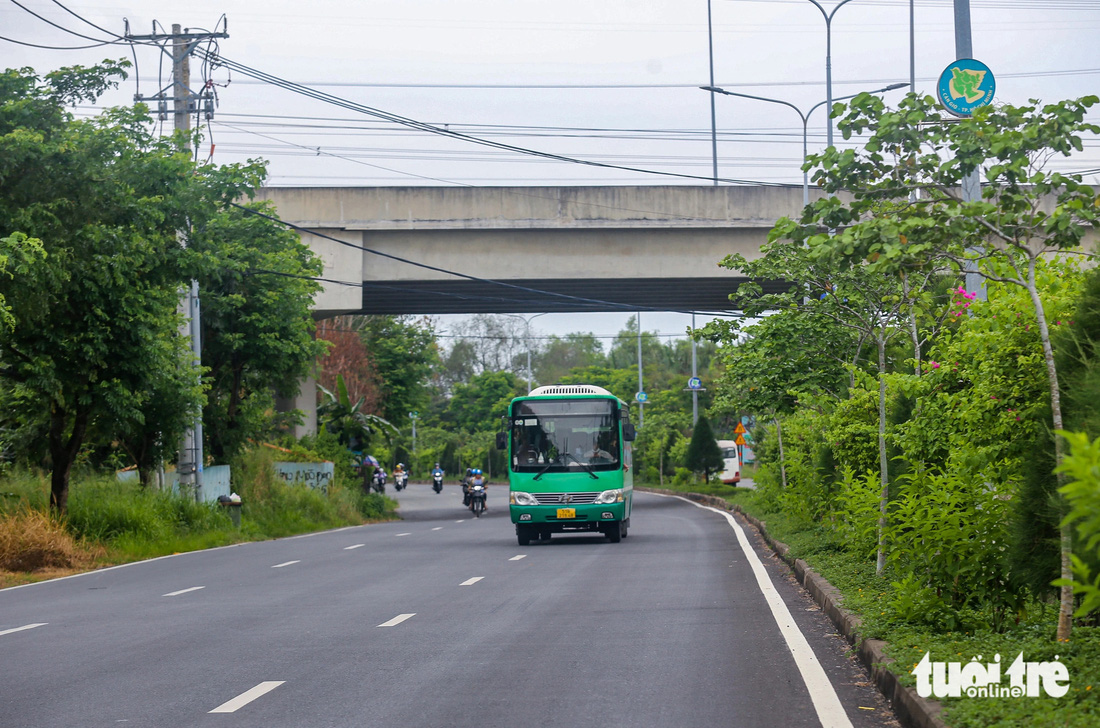 Cần Giờ là huyện duy nhất giáp biển ở TP.HCM, nằm cách trung tâm thành phố khoảng 50km. Trong ảnh: đường Rừng Sác, phía trên là cao tốc Bến Lức - Long Thành. Dự kiến khu vực này sẽ được xây dựng các đường dẫn, nút giao kết nối - Ảnh: CHÂU TUẤN