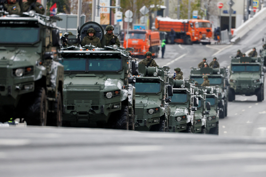 Đoàn xe quân sự của quân đội Nga di chuyển đến quảng trường Đỏ - Ảnh: REUTERS
