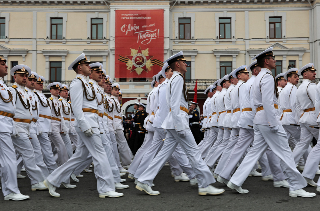 Các quân nhân duyệt binh ở thành phố Vladivostok - Ảnh: REUTERS