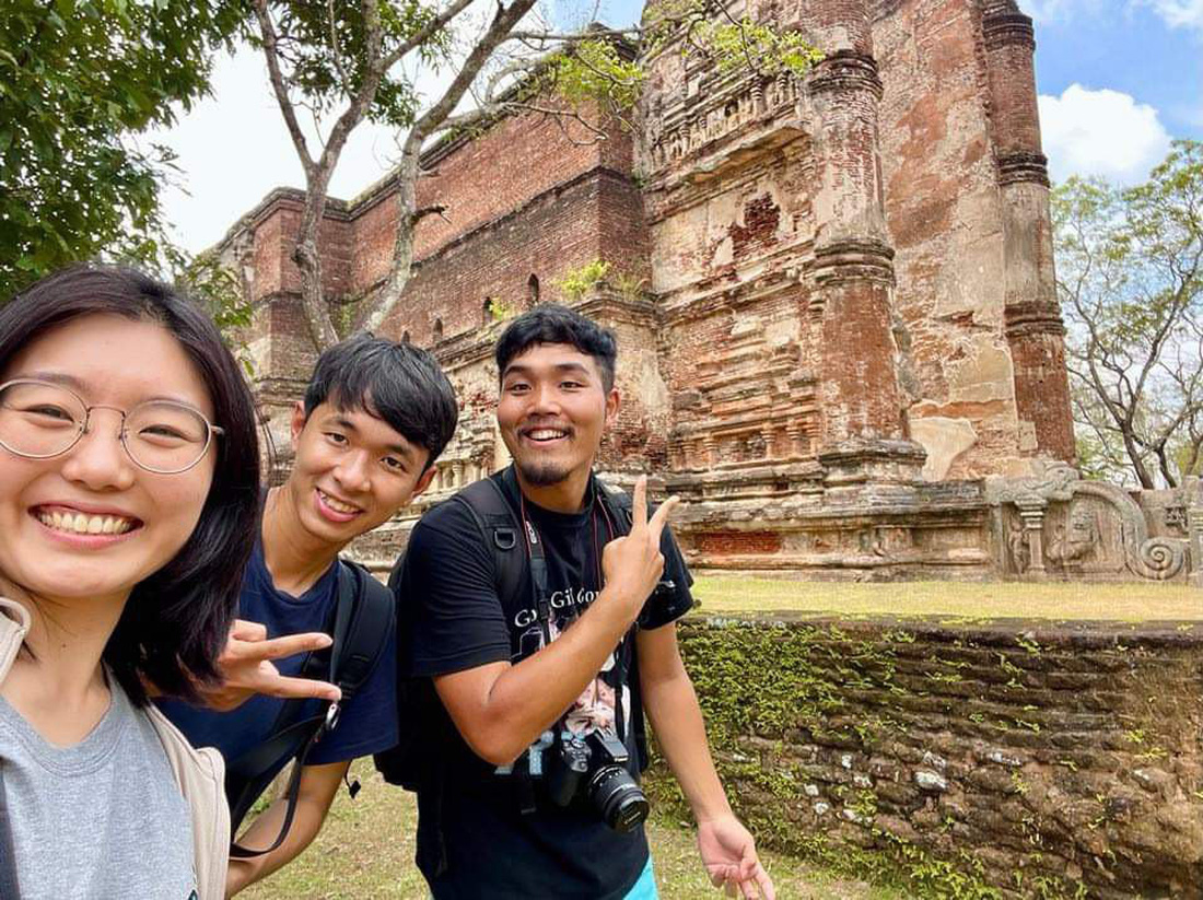 Một tấm ảnh cận cảnh hiếm hoi của hai vợ chồng Quang Dũng (người đứng giữa) trong chuyến đi do Chiaki chụp selfie - Ảnh nhân vật cung cấp