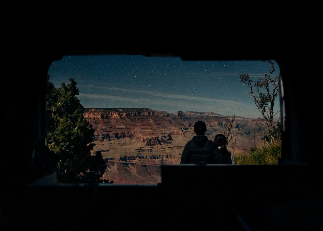 Đôi trẻ ở trong ánh trăng ở dãy Grand Canyon (Mỹ). Hai bạn đã thuê xe cắm trại để lái từ California tới đây. Cả hai không lên kế hoạch chi tiết, mà có ý tưởng thì sẽ cùng thảo luận, sau đó lên kế hoạch đi như thế nào - Ảnh nhân vật cung cấp