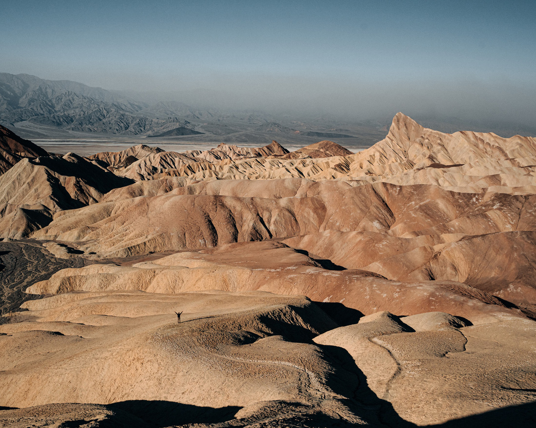 Dũng tí hon giữa sự hùng vĩ của Death Valley (Mỹ). Đây là ảnh do vợ anh bấm máy - Ảnh nhân vật cung cấp