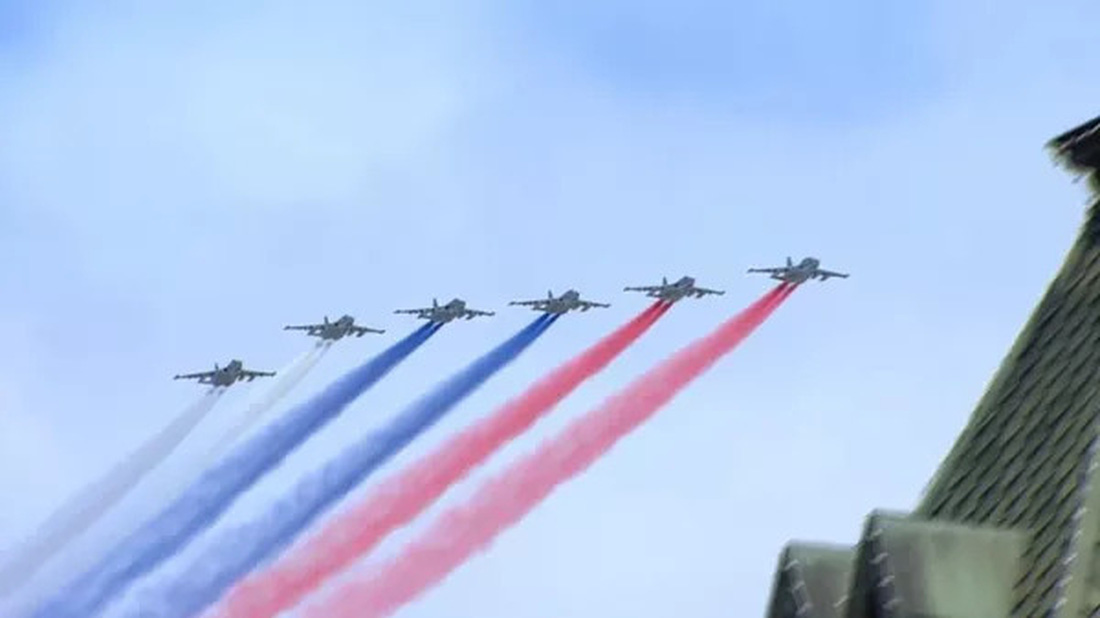 Sáu chiến đấu cơ Su-25 phun khói theo màu quốc kỳ Nga kết thúc phần duyệt binh hoành tráng vào sáng 9-5 - Ảnh: RIA NOVOSTI