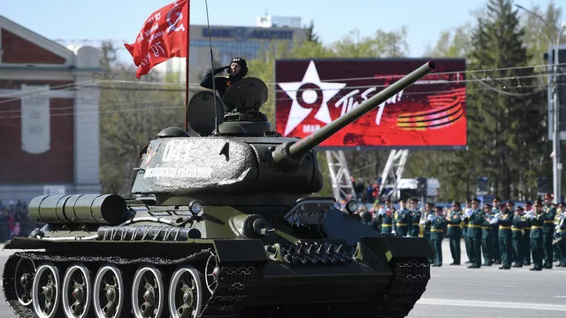 Xe tăng hạng trung T-34/85, loại xe tăng được sử dụng chủ yếu trong Chiến tranh Vệ quốc vĩ đại (1941 - 1945) xuất hiện trên quảng trường Novosibirsk - Lenin vào sáng 9-5 - Ảnh: RIA NOVOSTI