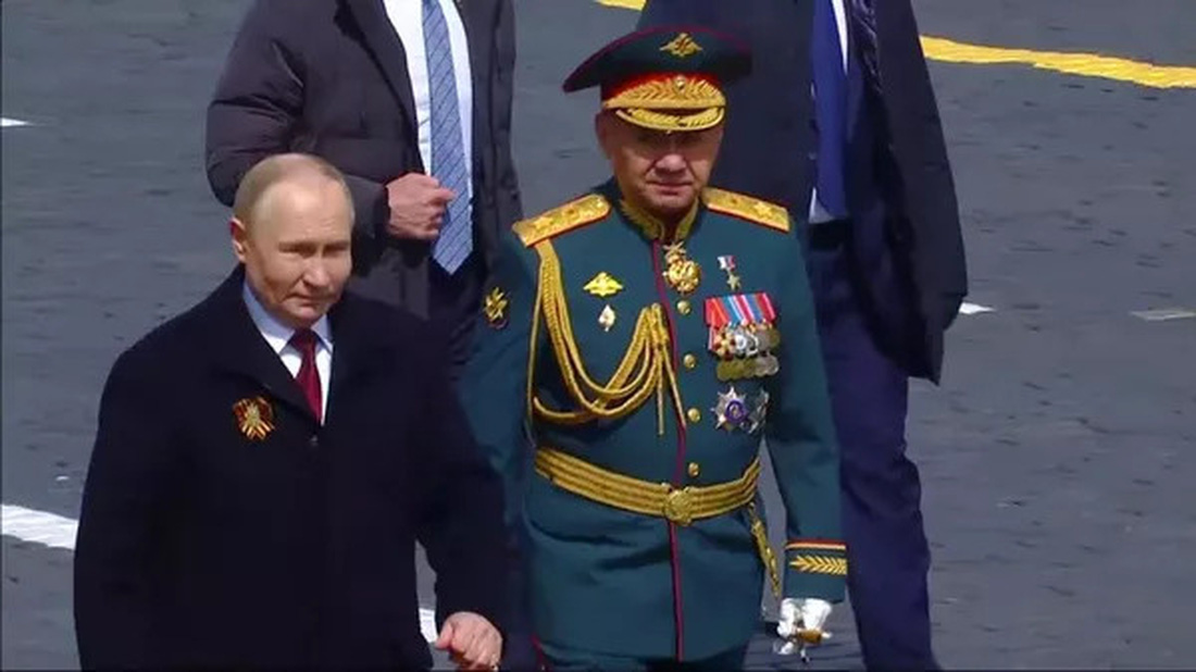 Tổng thống Nga Vladimir Putin và Bộ trưởng Bộ Quốc phòng Nga Sergei Shoigu đi dọc quảng trường Đỏ và trò chuyện sau buổi duyệt binh - Ảnh: RIA NOVOSTI