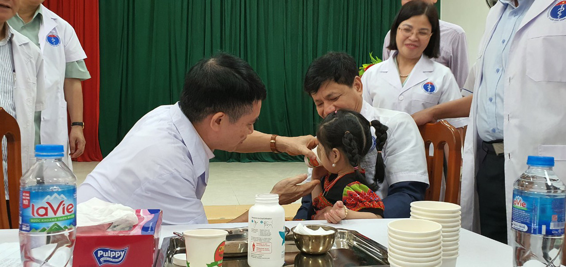 Trẻ em tại tỉnh Hòa Bình được bổ sung vitamin A - Ảnh: BVCC
