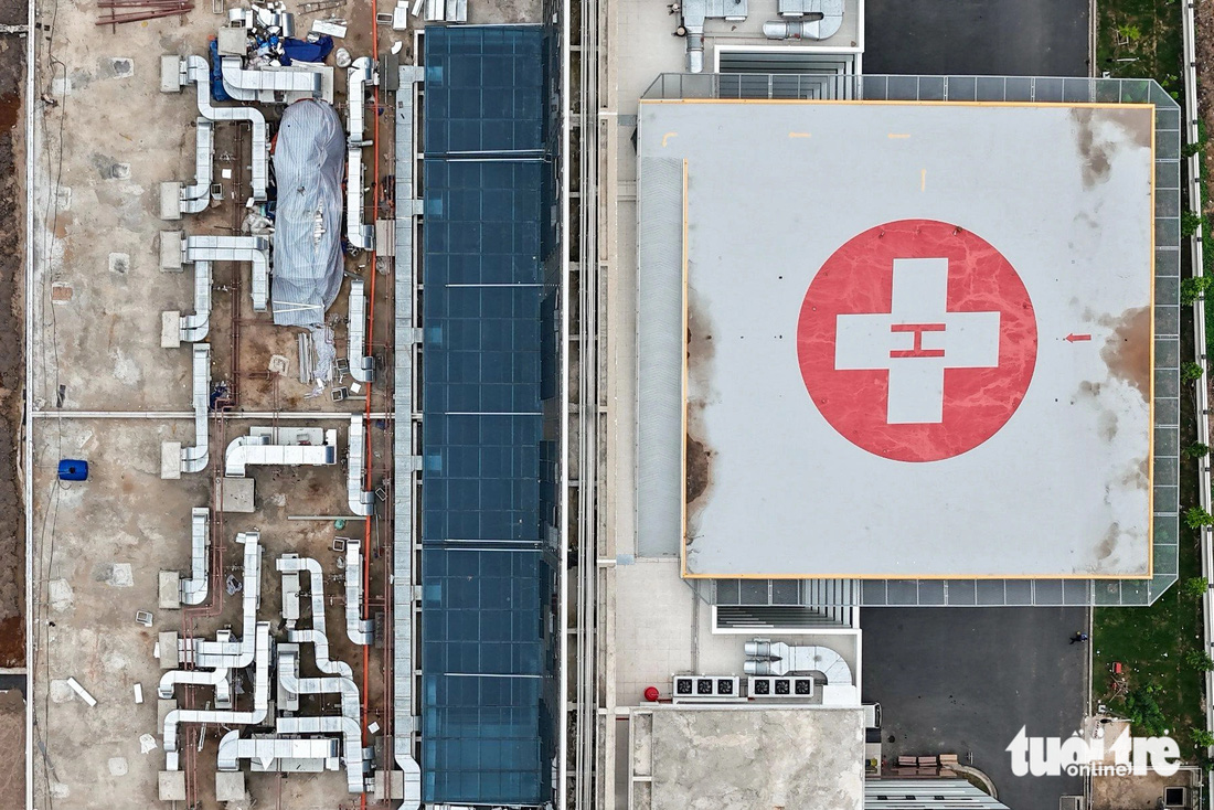Bệnh viện Đa khoa khu vực Hóc Môn có bãi đáp trực thăng trên tầng 12 để đáp ứng yêu cầu cấp cứu bằng đường hàng không. Ngoài ra, dự án bệnh viện còn tạo quỹ đất để xây thêm 500 giường nội trú khi có nhu cầu mở rộng.