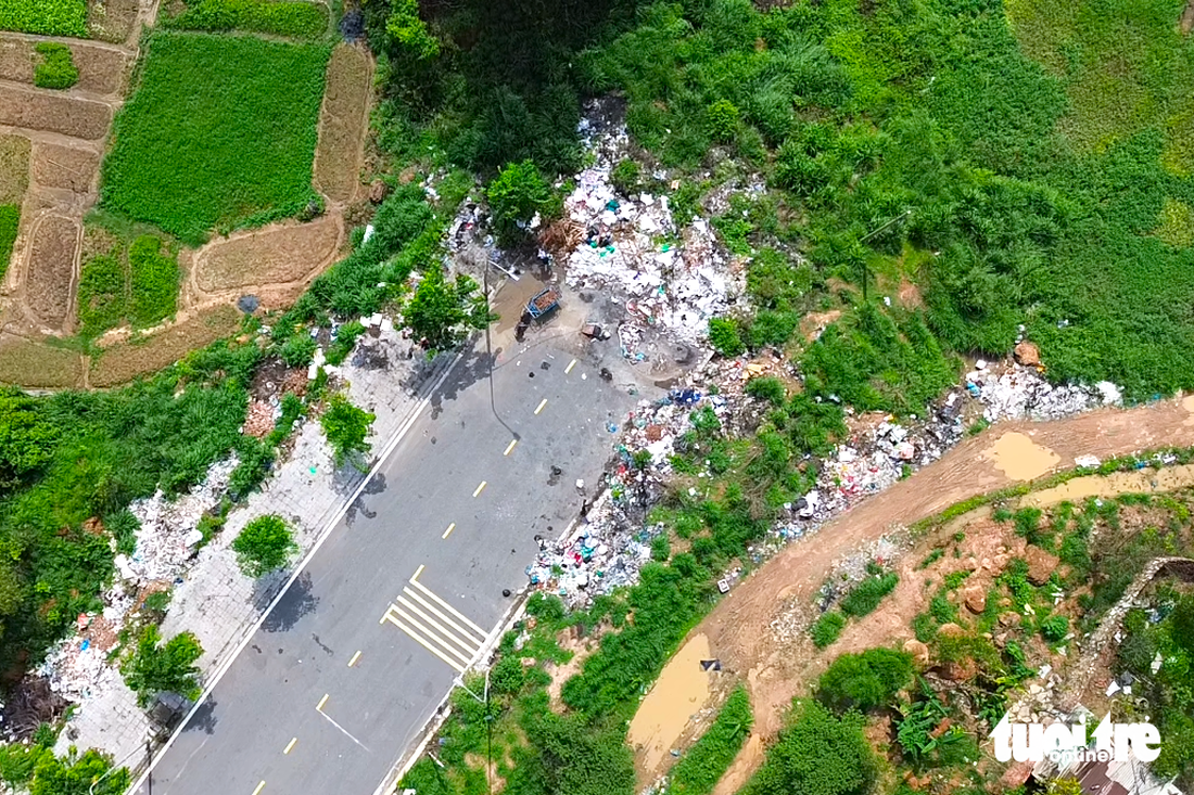 Bãi rác nhếch nhác bao quanh tuyến đường Lương Văn Can và đất vườn của người dân đã tồn tại trong khoảng thời gian dài chưa được xử lý 