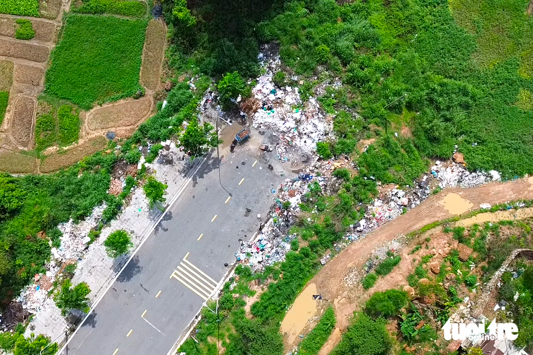 Bãi rác nhếch nhác bao quanh tuyến đường Lương Văn Can và đất vườn của người dân đã tồn tại trong khoảng thời gian dài chưa được xử lý 