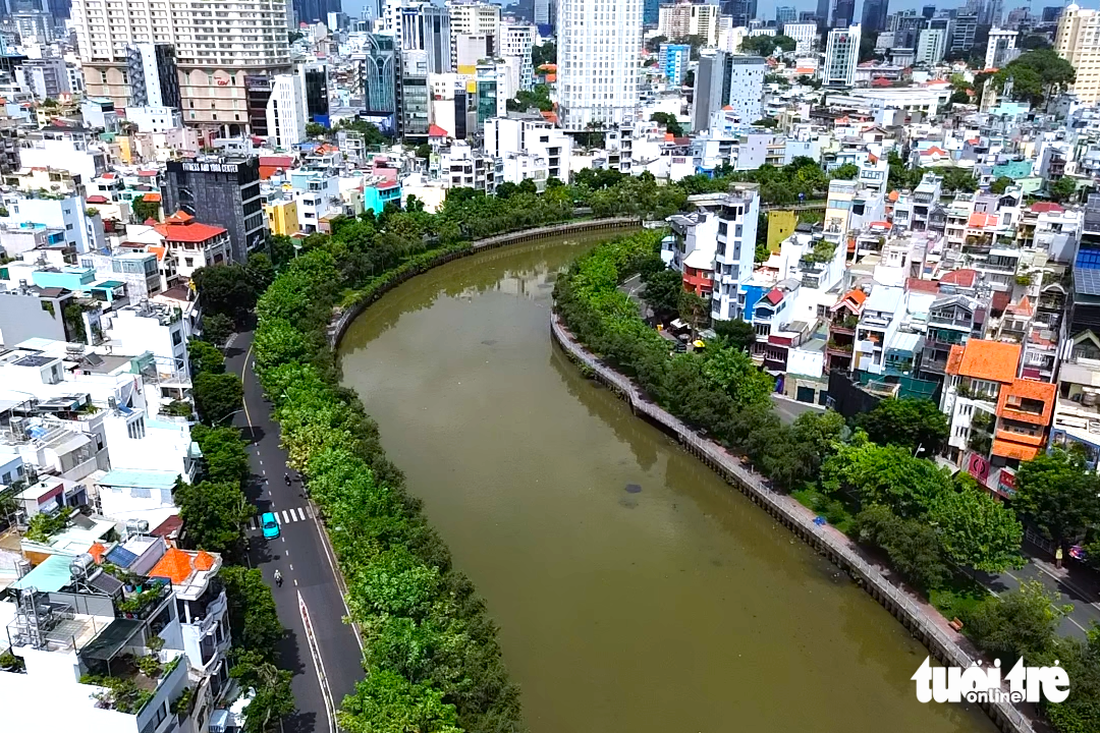 Tương tự, kênh Nhiêu Lộc - Thị Nghè cũng được đơn vị quản lý dọn dẹp nhiều rác và lục bình nổi gây ô nhiễm lòng kênh 